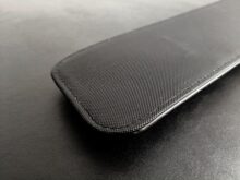 Mehrere Magnete halten die Handgelenkauflage auf der Matte.