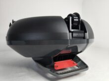 Bei den Rädern sind Clips zum Öffnen des Roboters angebracht