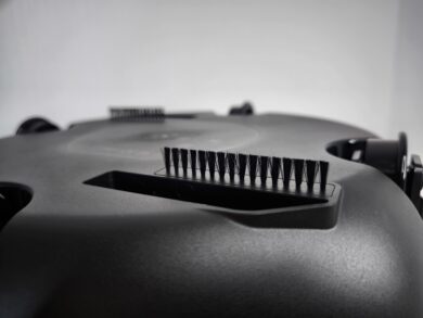 Die beiden Saugmundbürsten sind neben dem Wasserzulauf