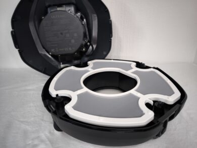 Der Filterdeckel umfasst nahezu die gesamte Fläche des Roboters