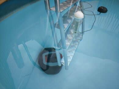 Das Schwimmseil lädt bei der Leiter zum Verweilen ein