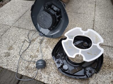 Der Staubbehälter fällt ausreichend groß aus