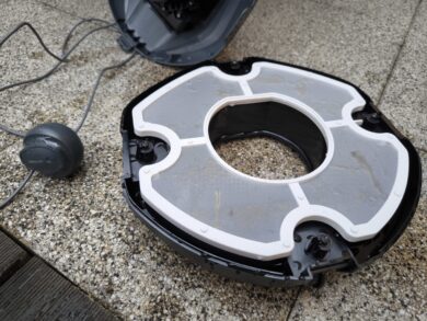 Unter dem Filterdeckel sammelt sich der Schmutz