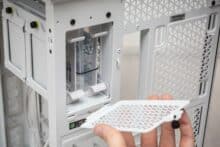 Geöffnete Festplattenabdeckung auf der Rückseite des Corsair 6500D Airflow