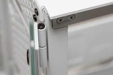 Nahaufnahme des Seitenscheiben Scharniers