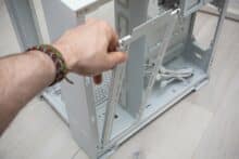 Seitliche Lüfterhalterung des Corsair 6500D Airflow wird entnommen