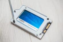 SSD wird angeschraubt