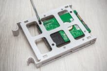 2,5" Festplatte wird an Festplattenschlitten angeschraubt