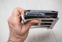 werkzeuglose Befestigung der 3,5" Festplatte am Schlitten