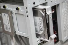 Festplatte wird ins Gehäuse geschoben