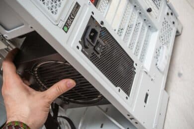 Netzteil wird im Corsair 6500D Airflow angebracht