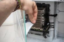 Schutzfolie der Seitenscheibe innen wird entfernt