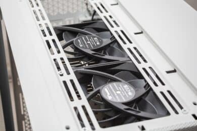 Lüfter werden mit Corsair Lüfterschrauben oben im Case angebracht