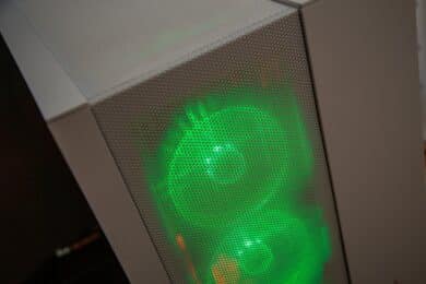 Corsair 6500D Airflow mit grün beleuchteten Frontlüftern.