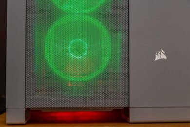 Frontansicht des Corsair 6500D Airflow mit beleuchteten Lüftern