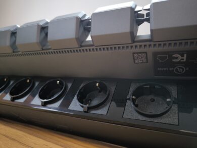 Die AC-Steckdosen sind sowohl horizontal als auch vertikal angeordnet.