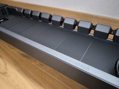 Der Hohlraum ist geräumig und bietet Platz für eine große Anzahl von Kabeln.