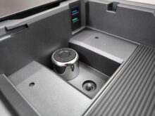 Die Verlängerungen für die Füße sind fest verschraubt.