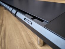 Zur Fixierung der Auflagefläche dienen die verschiebbaren Magnetverschlüsse.