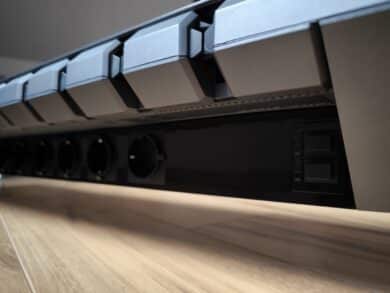 Die beiden Schutzschalter befinden sich blickgeschützt auf der Rückseite.