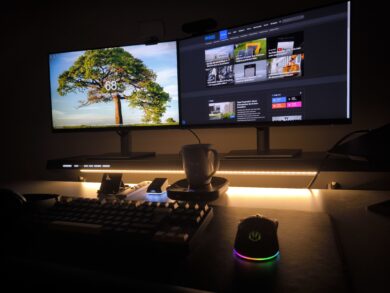 Der Arbeitsplatz im gelblichen Licht.