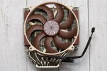 Frontalansicht des Noctua NH-D15 G2 mit braunem Lüfter