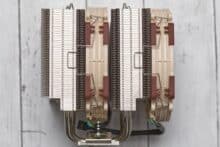 Seitliche Ansicht eines Doppelturm Luftkühlers mit braunen Lüftern