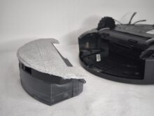 Der Wassertank kann per Knopfdruck entfernt werden.