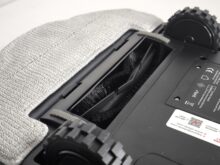 Die Walzenbürste ist an der Unterseite angebracht.