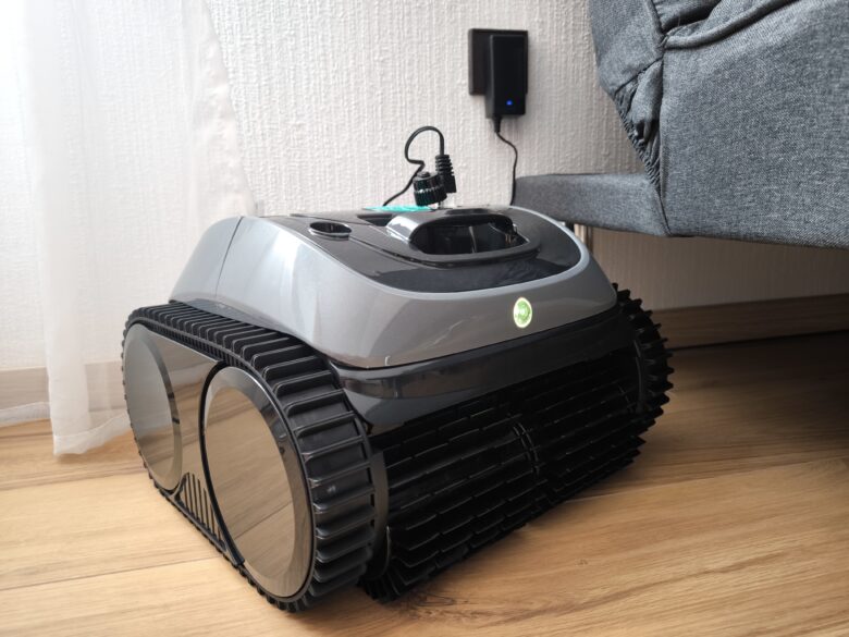 Vor der Reinigung wird der Roboter vollständig aufgeladen.