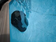 Dabei kann sich der Roboter sowohl nach oben als auch quer zur Wand bewegen.