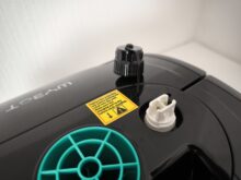 Der Ladeanschluss ist verschraubt.