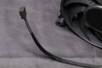 Detailaufnahme Lüfteranschluss-Kabel des Silent Wings 4