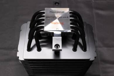 Die Unterseite des Dark Rock 5 Tower-Kühlers mit Sicht auf Montagebrücke und Kühlplatte