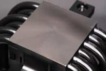 Nahaufnahme der vernickelten Kühlplatte von schräg unten