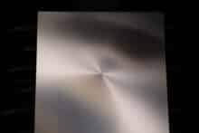 Nahaufnahme der vernickelten Kühlplatte von unten