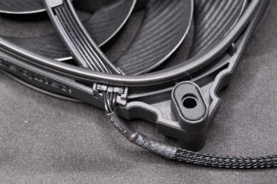 Nahaufnahme Silent Wings 4 PWM Lüfter mit Anschluss-Kabel