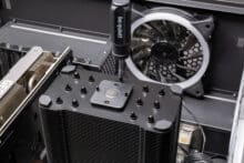 Anziehen der hinteren Montage-Schraube des Dark Rock 5