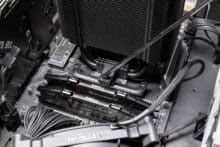 Anziehen der vorderen Montage-Schraube des Dark Rock 5