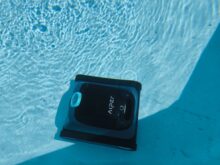 Der Poolroboter in Aktion.