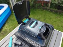 Der Gehäusedeckel lässt sich öffnen.