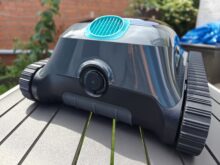 Der Ladeanschluss befindet sich auf der Rückseite.