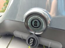 Dieser ist mit einer Gummiabdeckung versehen.