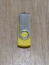 Ein USB-Stick zum Übertragen von Modelldateien