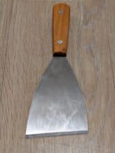 Ein Metallschaber um das Gedruckte von der Druckplattform zu trennen