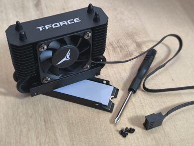 Der Kühler wird nun auf die SSD montiert.