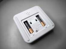 Zwei AAA-Batterien sind bereits eingelegt.