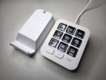 Das MX Creative Keypad samt Halterung zum Aufstellen.