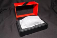 Die M68 Wireless in Papier gewickelt