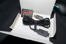 Das Zubehör der M68 Wireless bestehend aus Ladekabel, Ersatzgleitfüße und XTRFY-Sticker